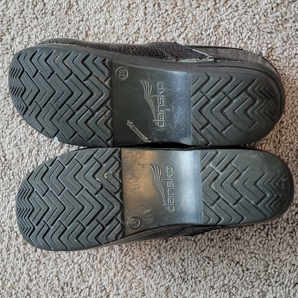 Dansko metallic elephant print non-slip clogs sz 38 US 7 - Picture 6 of 7